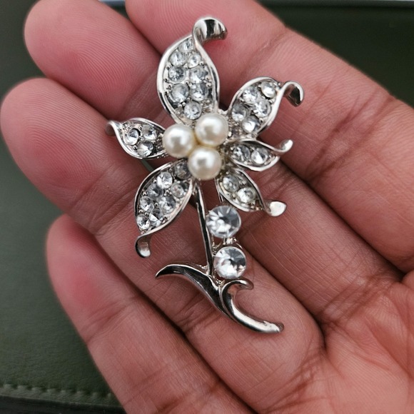 Vintage Silver Tone Faux Pearl Clear Rhinestone Flower Brooch - Picture 4 of 7
